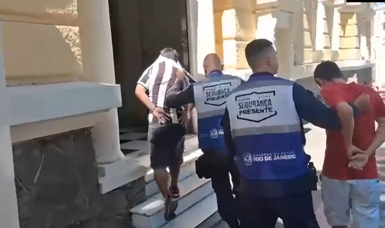 Presos com a "farmácia inteira": Dupla é flagrada furtando 273 caixas de remédio em Icaraí